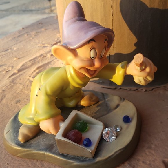 Walt Disney Classics Collection Dopey "We Pick Up Everything In Sight" -Retired - Picture 2 of 11